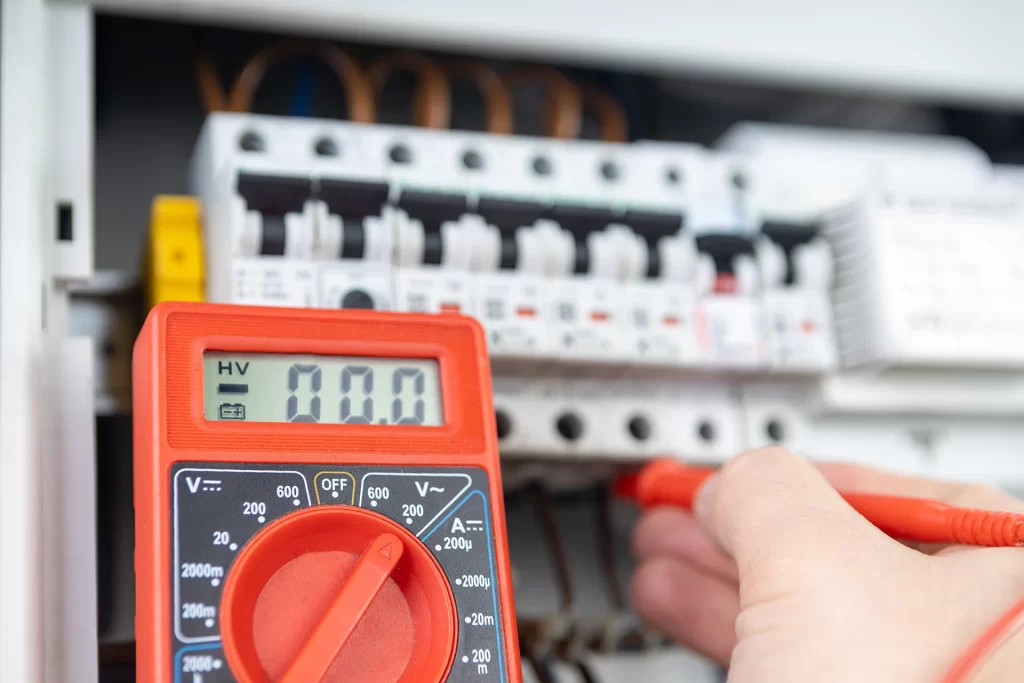 vecteezy_electrician-measuring-voltage-with-multimeter-in-circuit_52366811.webp